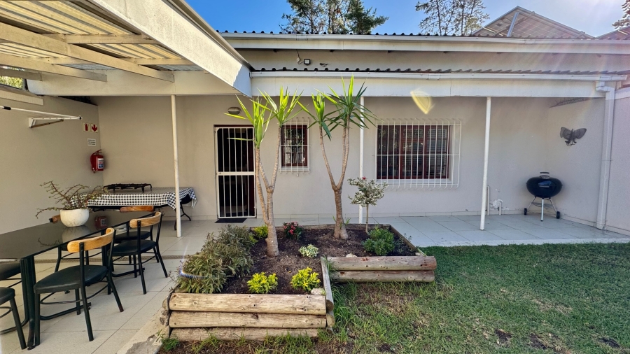 To Let 2 Bedroom Property for Rent in Raithby Western Cape